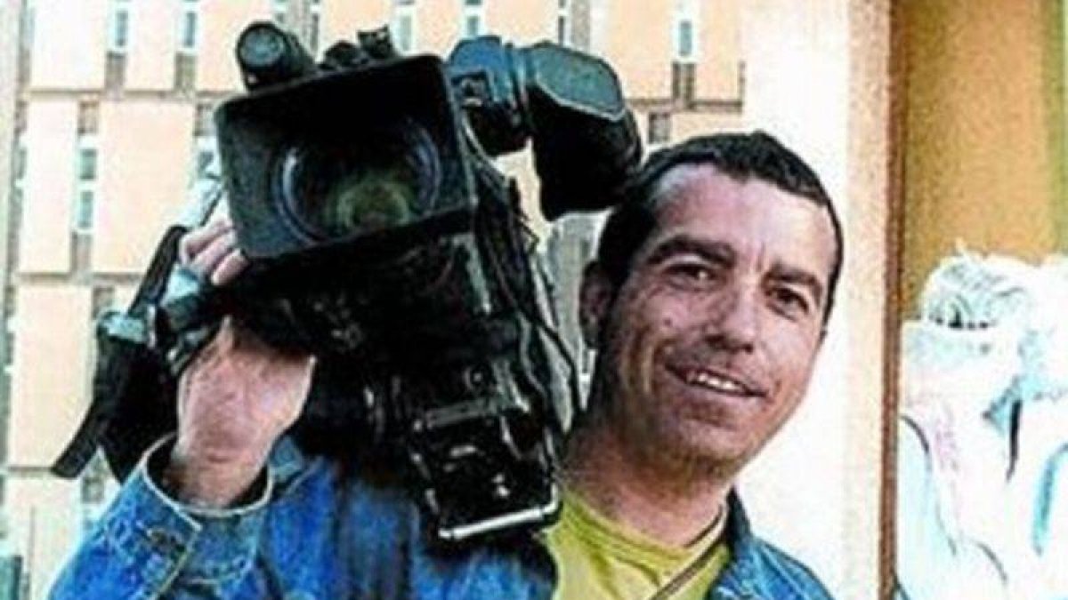 José Couso, con su cámara, en Bagdad.