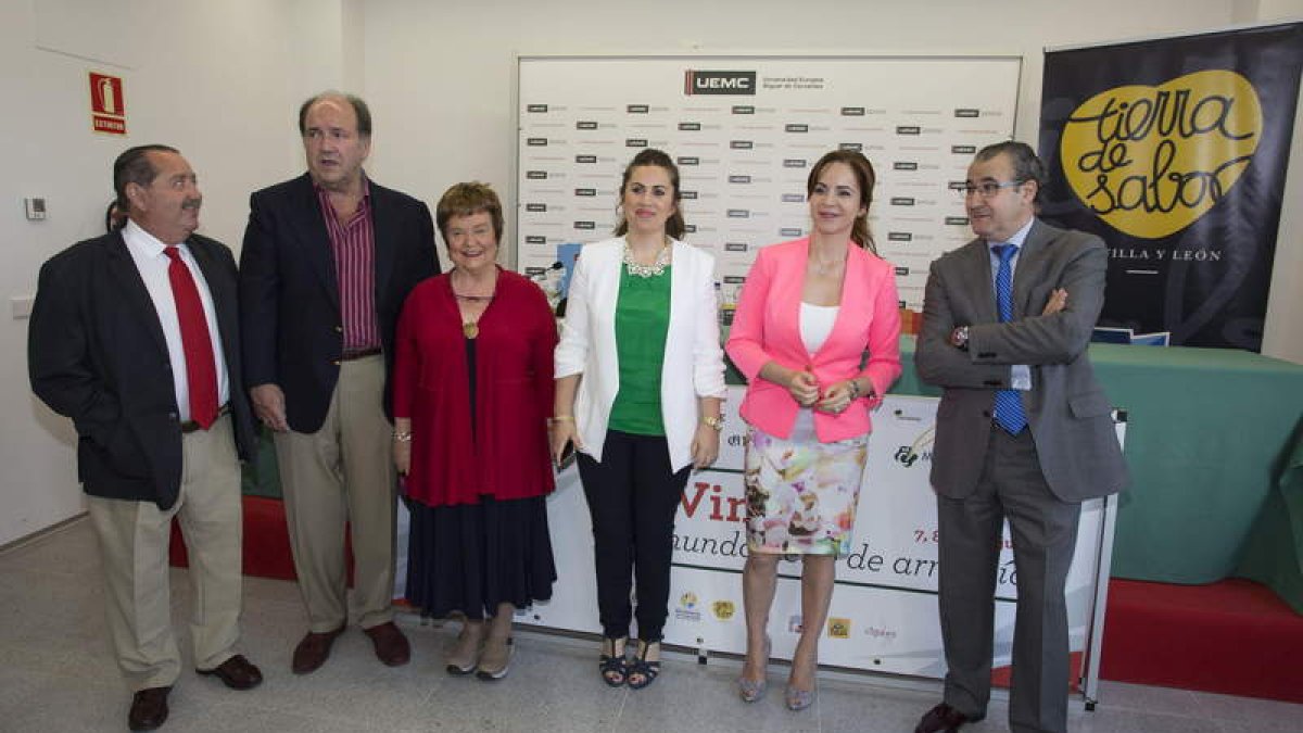 Silvia Clemente, con responsables del sector y de la Universidad, ayer, en la inauguración del curso.