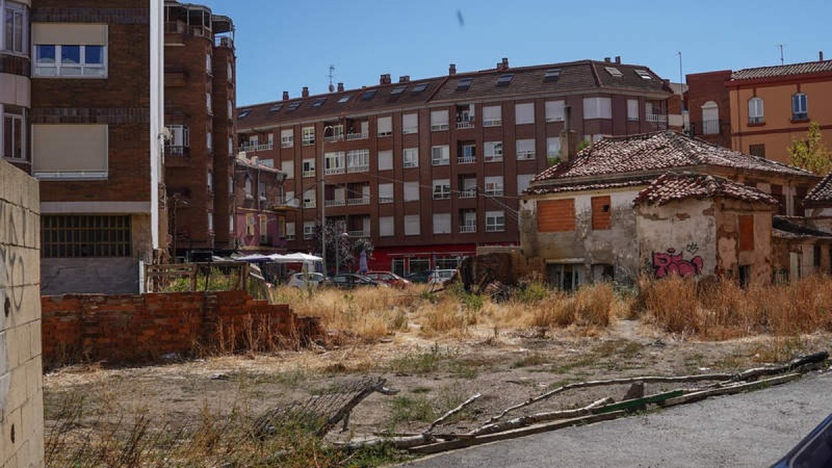 Desde Padre Getino se abrirá la calle, previo derribo de las casas que quedan a la derecha. MIGUEL F. B.