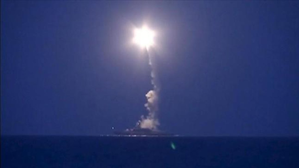 Imagen proporcionada por el Ministerio de Defensa de Rusia en la que un buque de guerra ruso dispara un cohete en el Mar Caspio, alcanzando objetivos de Estado islámico y Al-Nusra en Síria.