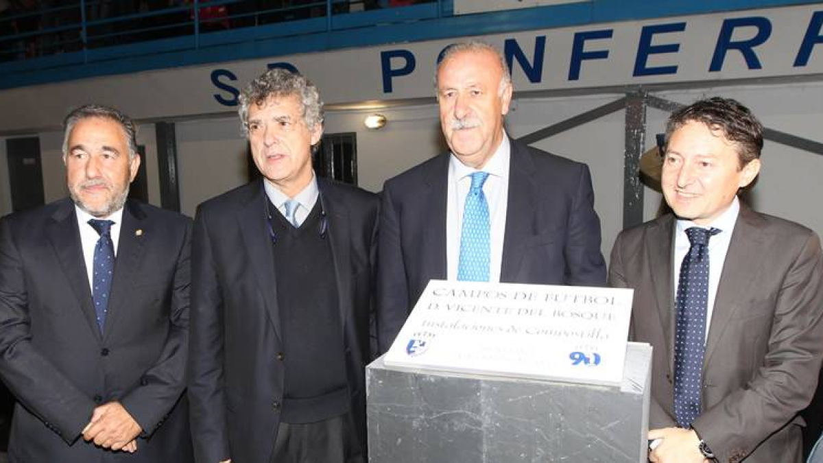 Silvano, Villar, Del Bosque y Folgueral, en el momento en el que el seleccionador descubre la placa que da su nombre a la instalación.