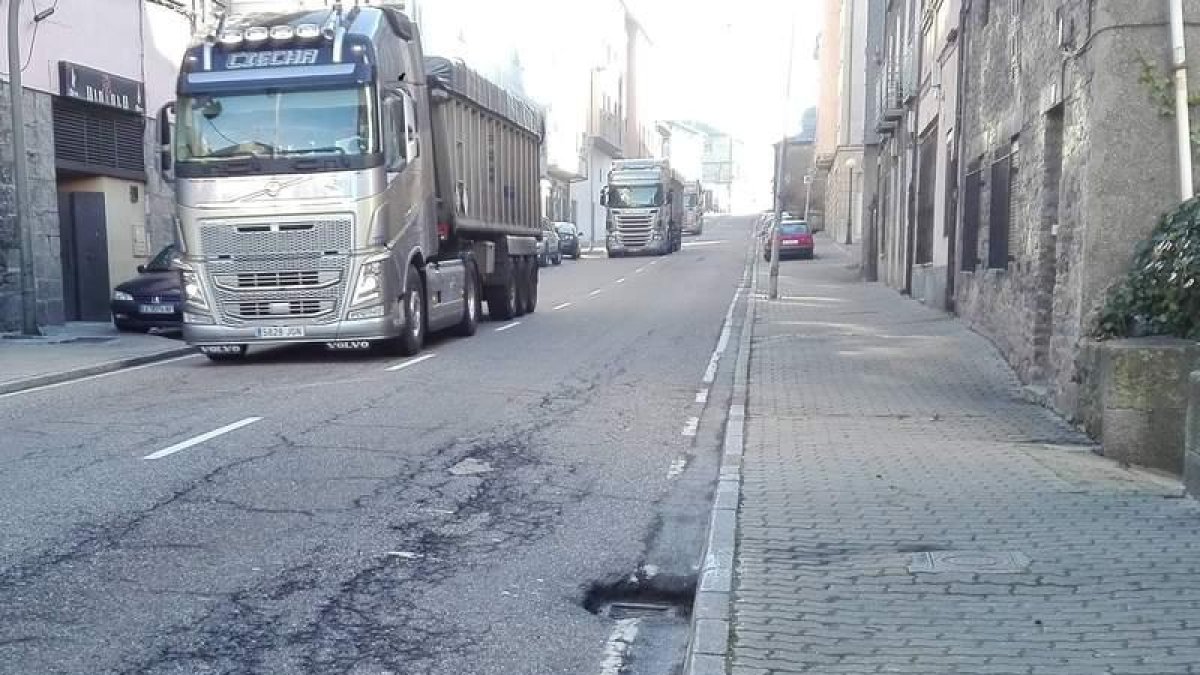 Un camión con carbón de importación atraviesa Villablino. DL