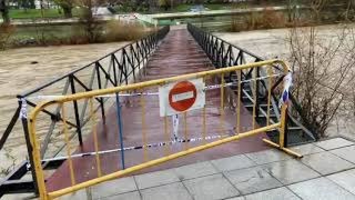 El Ayuntamiento de León ha cortado las pasarelas peatonales del río Bernesga por peligro de desbordamiento de río. RAMIRO
