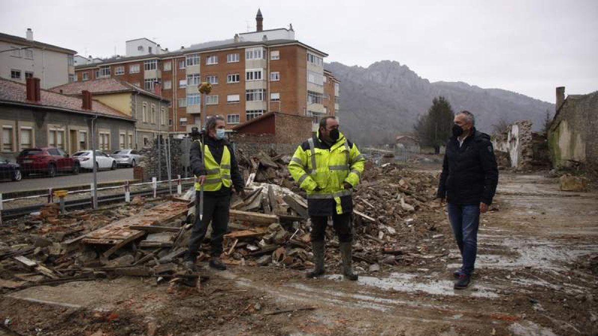 Sen, con el responsable de la obra y un técnico municipal revisan la zona desescombrada. CAMPOS