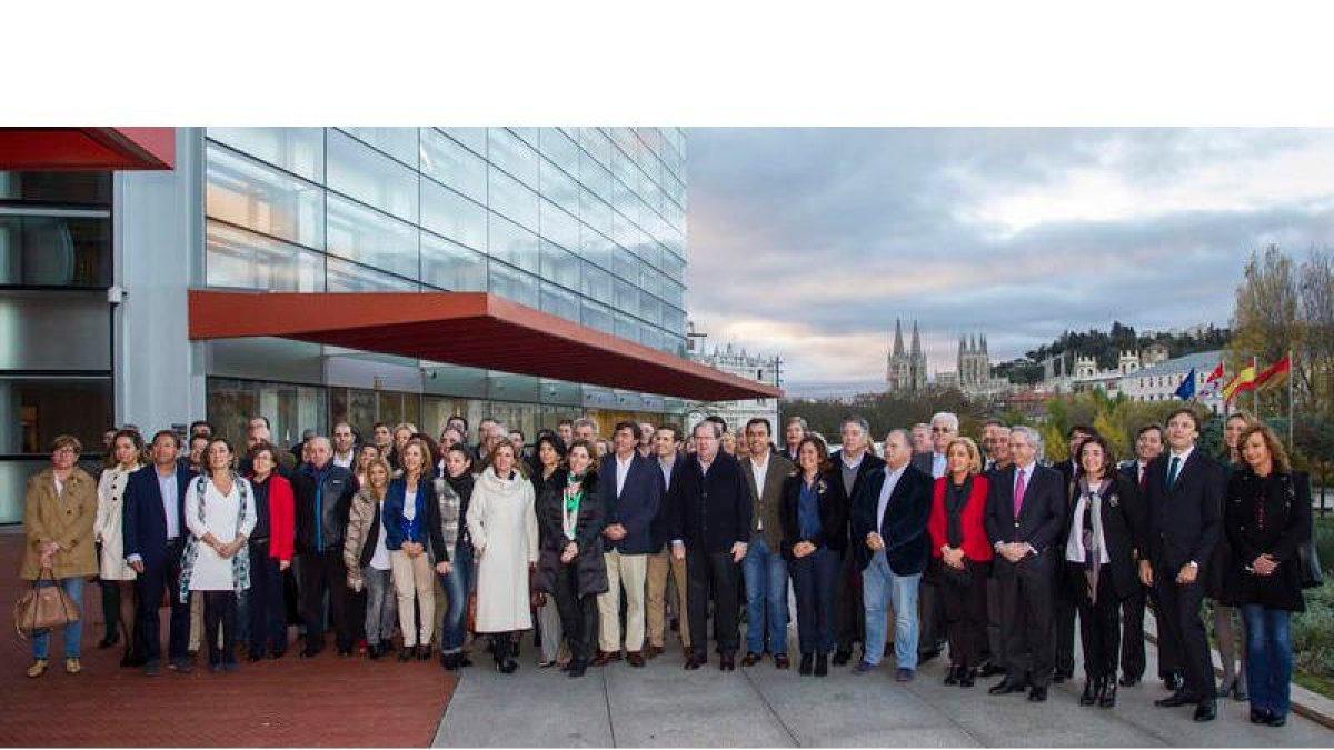 Foto de familia de los candidatos del PP al Congreso y al Senado por las nueve provincias de Castilla y León, ayer, en Burgos.