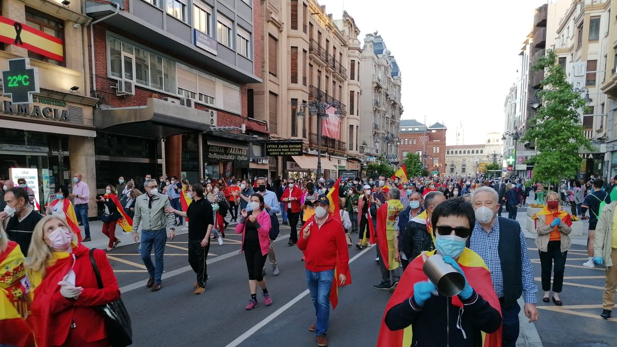 Multitud de leoneses se han aglutinado en Santo Domingo para protestar contra el Gobierno. MARCIANO PÉREZ