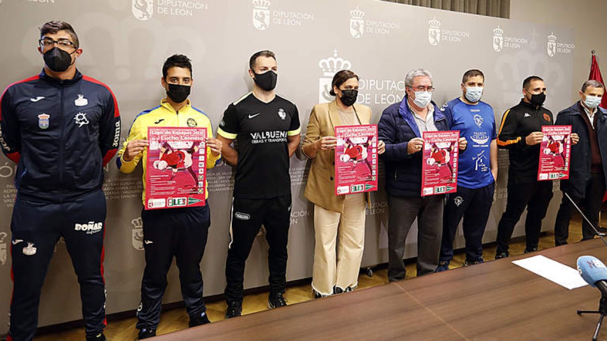 Susana Folla, Ángel Rivero y los representantes de los clubes que disputarán la Liga. MARCIANO PÉREZ