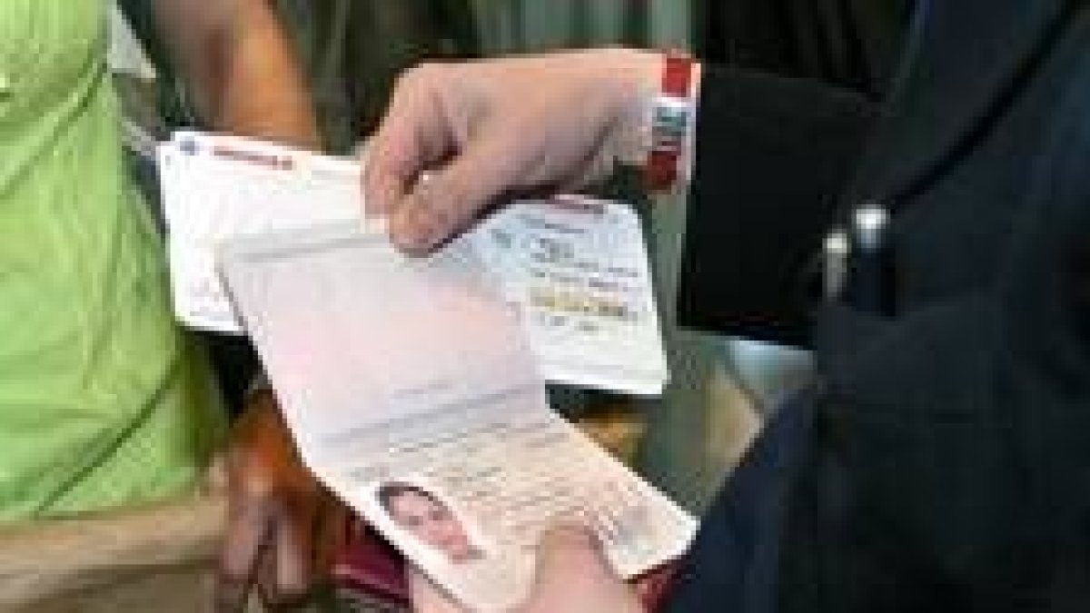 Iberia empezó ayer a pedir la identificación de los viajeros en todos los vuelos