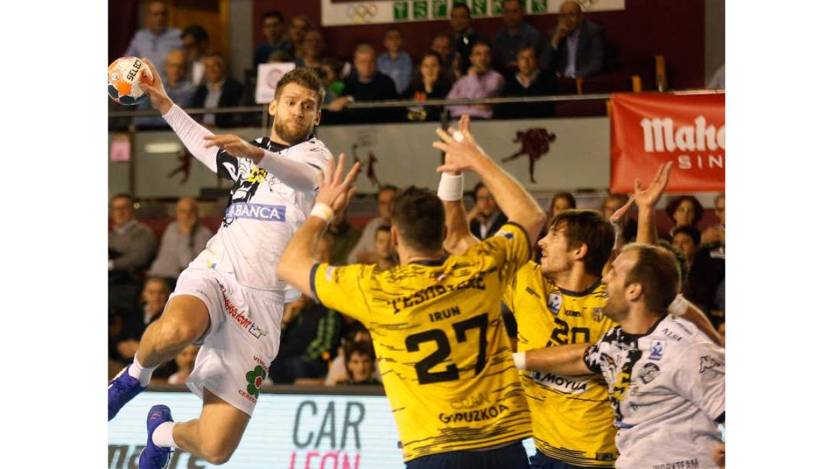 Mosic y Pesic se echaron el equipo a la espalda en la primera mitad