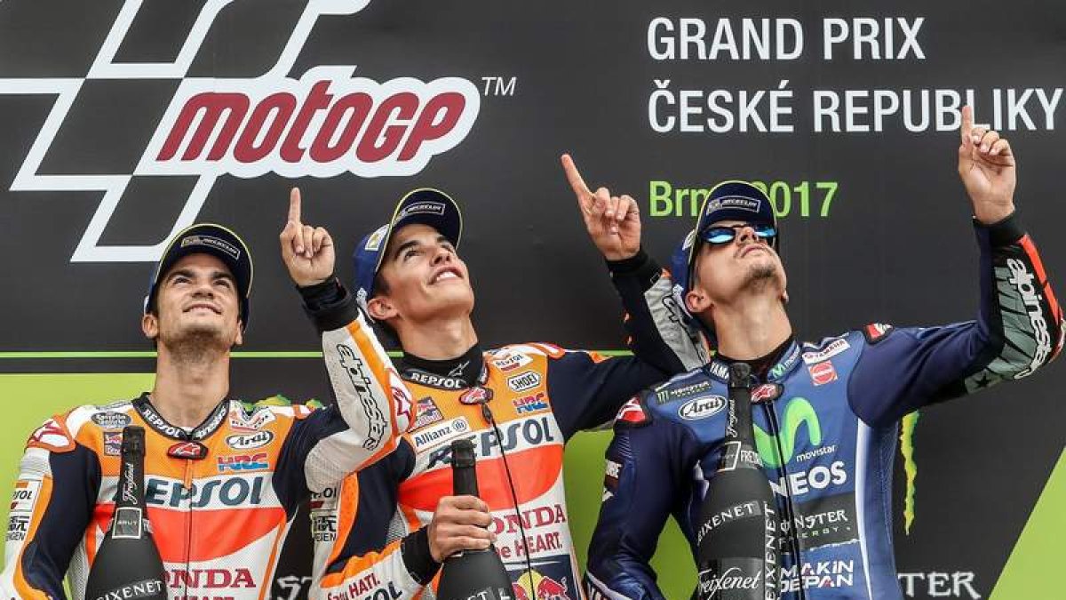 Pedrosa, Márquez y Lorenzo señalan al cielo para recordar a Ángel Nieto en el podio de Brno. MARTIN DIVISEK