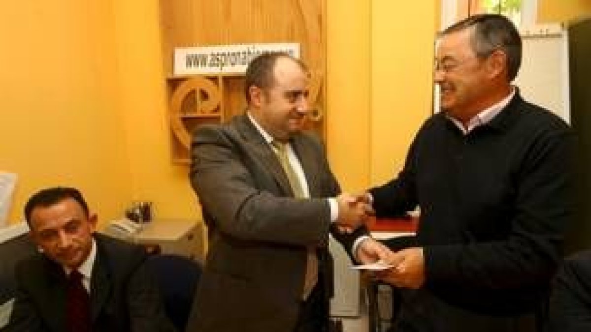 Álvarez, de Seguros Santa Lucía, entregó el cheque a Daniel Buitrón, de Asprona-Bierzo