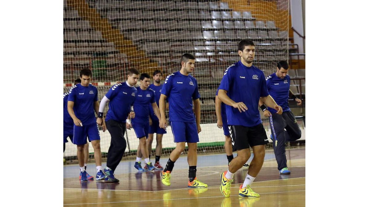 Los jugadores del Abanca Ademar durante un entrenamiento en el Palacio.