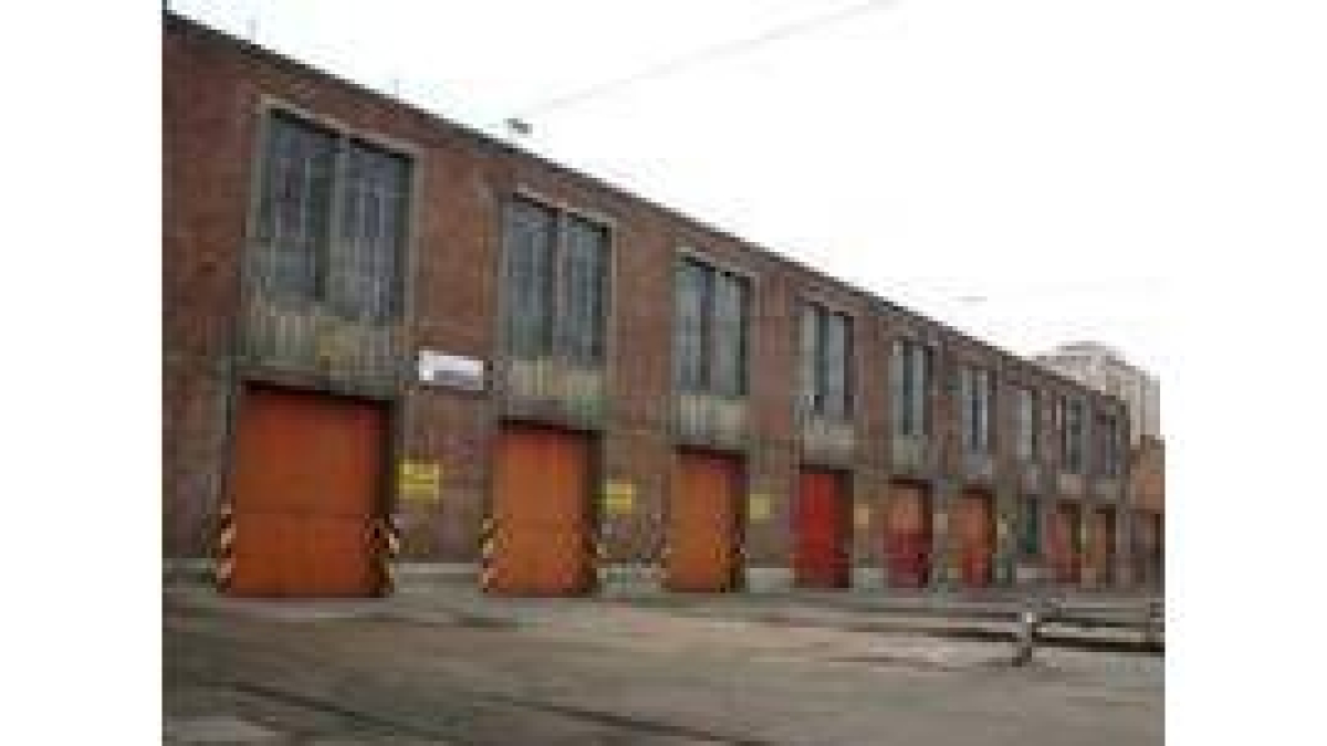 Exterior de los talleres de Renfe en el barrio de La Sal