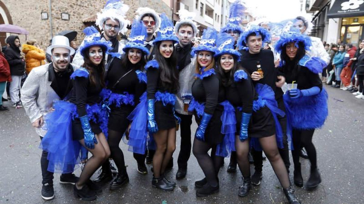 Uno de los grupos posa durante el desfile del día grande del Carnaval en La Bañeza. MARCIANO