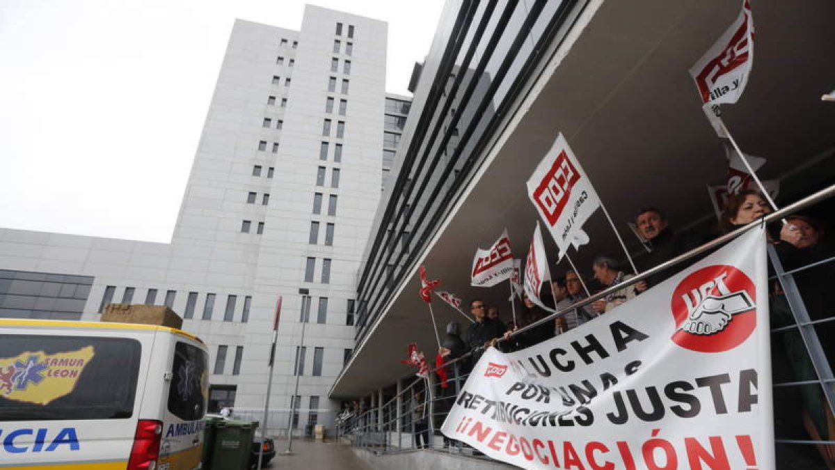Los trabajadores de ambulancias, ayer ante el Hospital. JESÚS