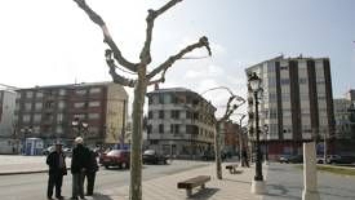 En la imagen se observa la plaza de Santa Bárbara, situada en el centro urbano de Bembibre
