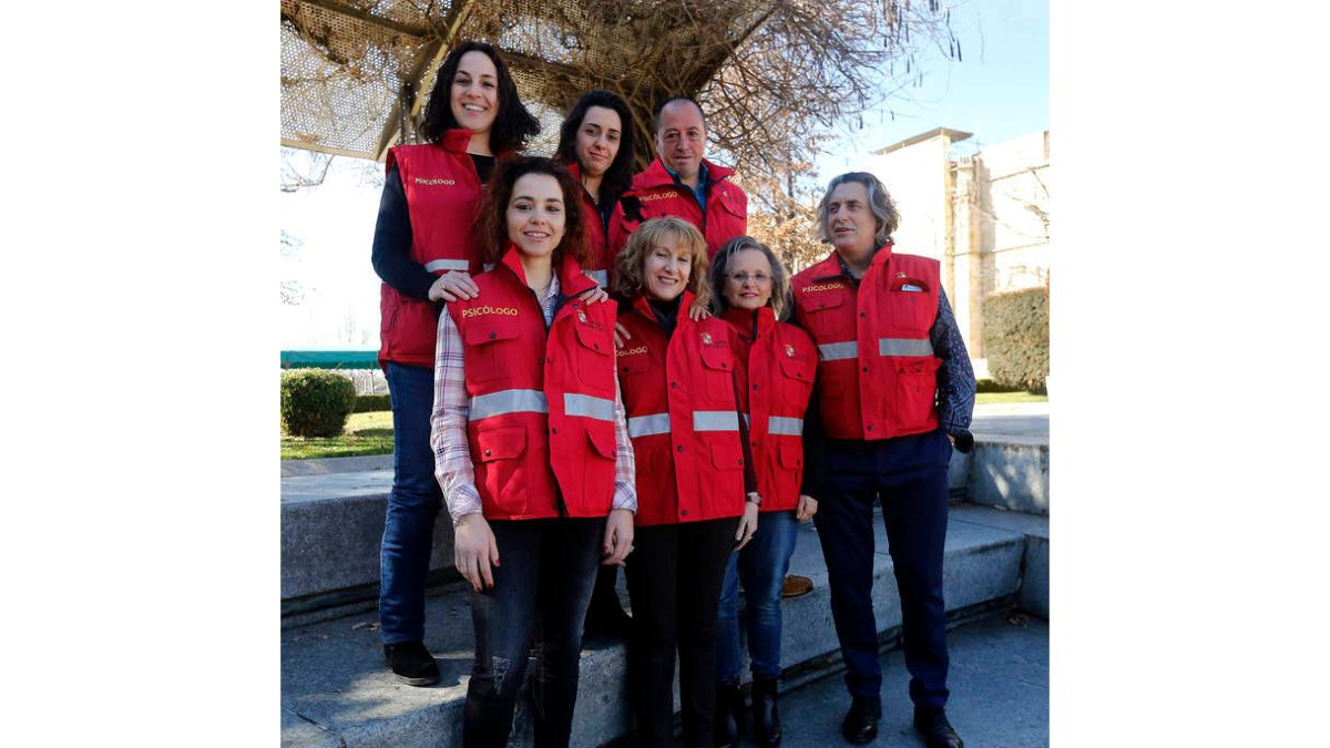 Arriba: Leticia Santiago Geras, Tania Paz Ramos, Ricardo González Sadia. Abajo: Jésica Marqués Ares, Ana Fernández González, María Nieves Arias y Vicente Martín, especialistas en la atención a las víctimas en emergencias y catástrofes MARCIANO