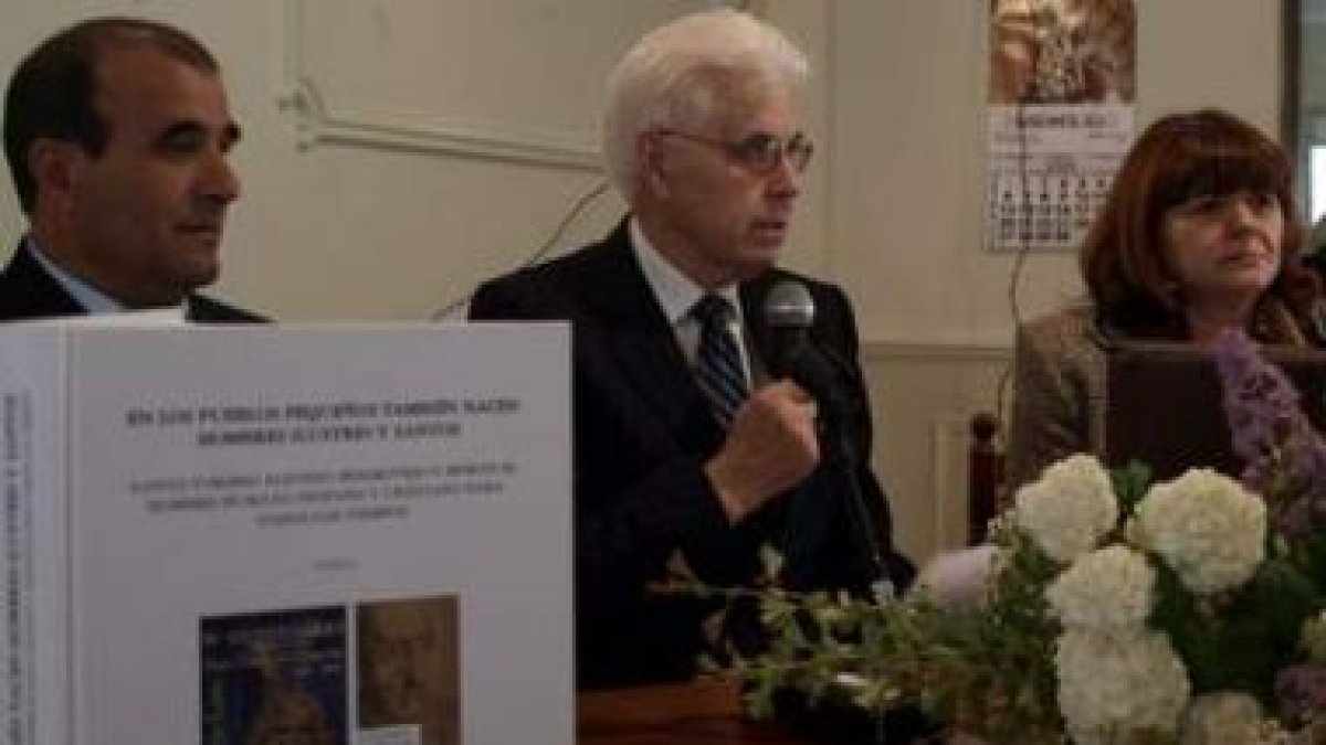 Presentación del libro por parte de su autor, Manuel Giganto, ayer en Villaquejida