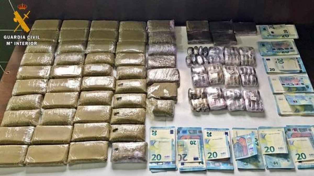 Material incautado por la Guardia Civil en Puebla de Sancho Pérez (Badajoz) a un leonés detenido por tráfico de drogas.