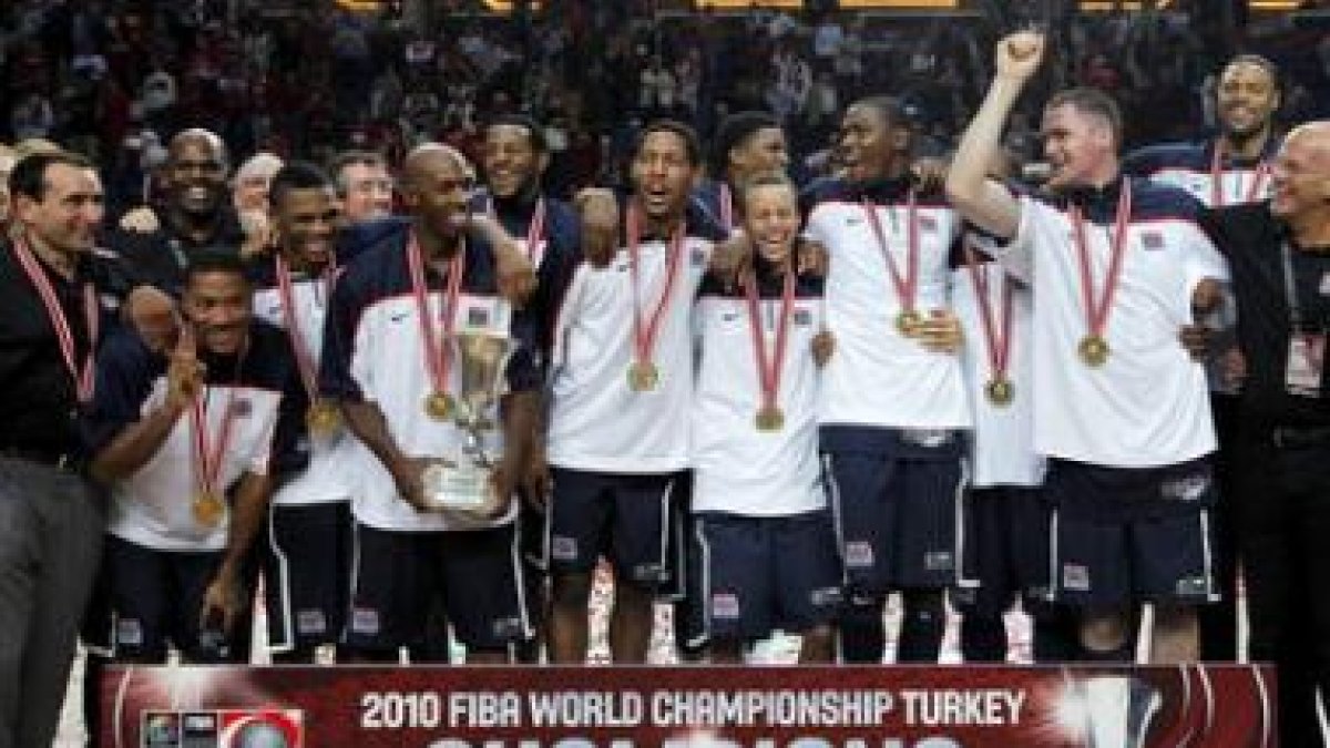 El combinado norteamericano, con las medallas que acreditan a sus jugadores como campeones.