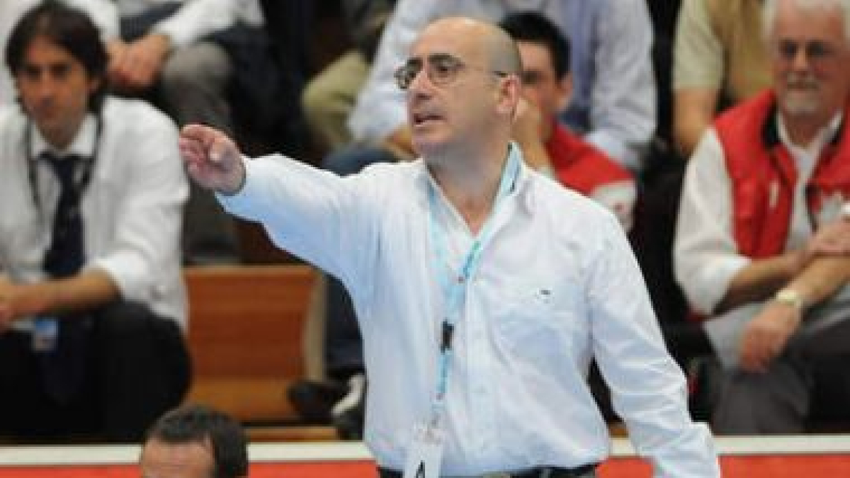 Jordi Ribera da instrucciones a sus jugadores durante un partido de la Liga de Campeones.