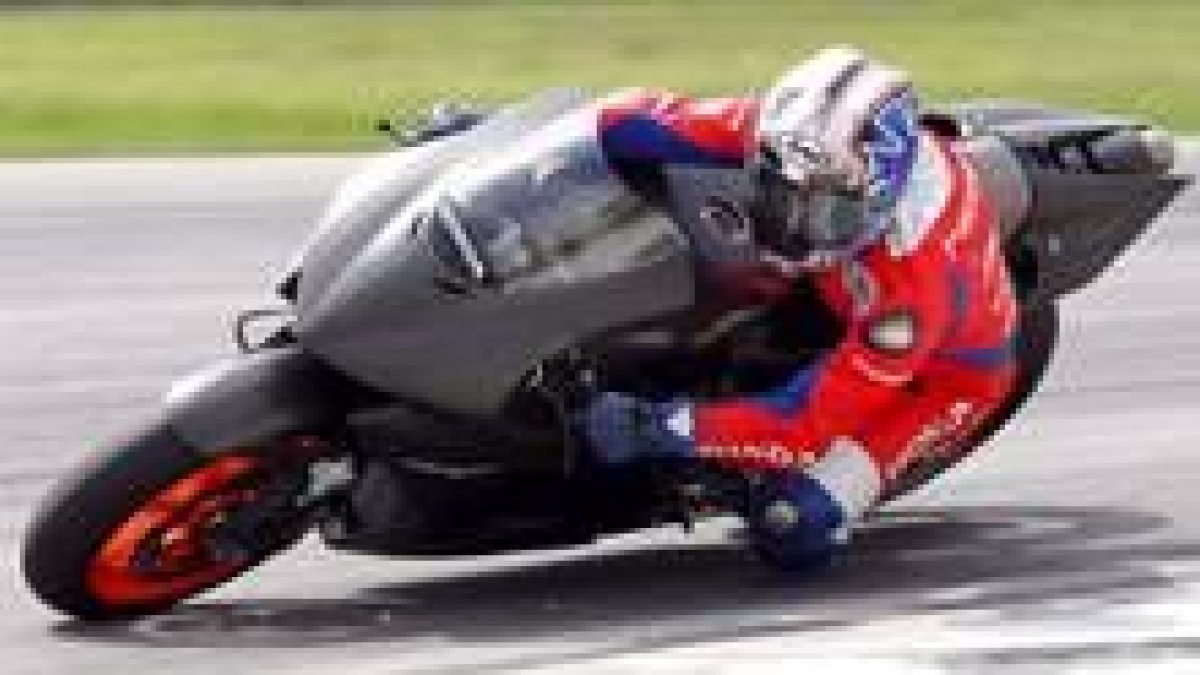 Dani Pedrosa se inclina al tomar una curva durante el entrenamiento en el circuito de Sepang