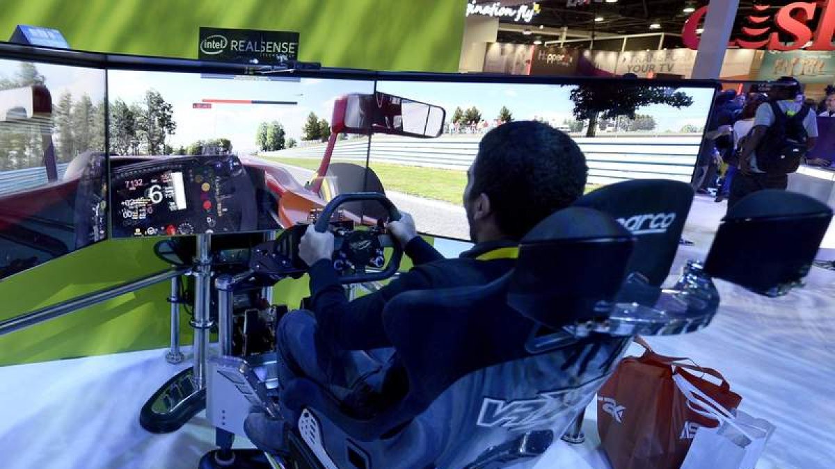 Un hombre prueba un simulador de coche en la feria de tecnología CES en Las Vegas. Paul Buck