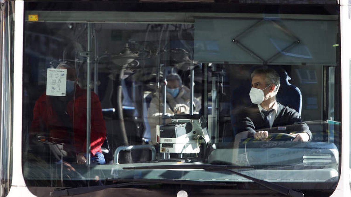 Un autobús urbano de León ayer cuando la mascarilla todavía era obligatoria tanto para conductores como para viajeros. RAMIRO
