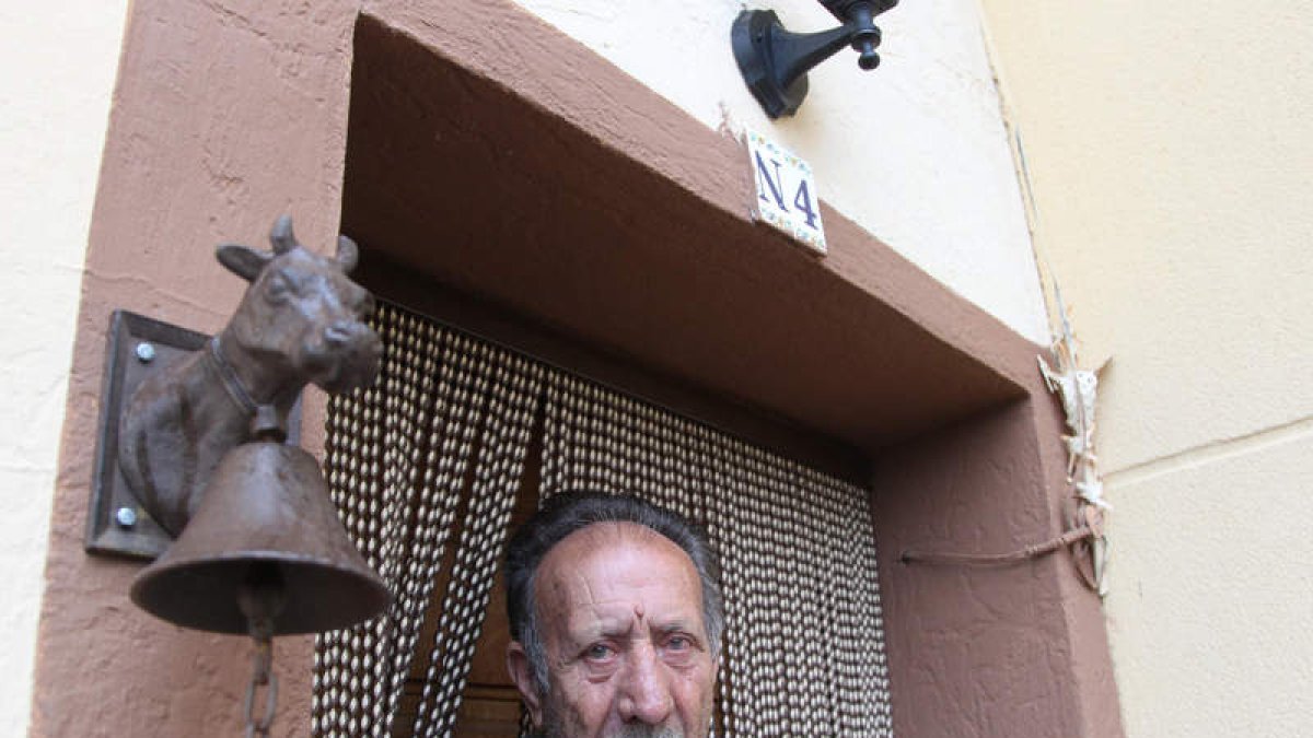 Manuel Carro recuerda a sor María de verla pasar a diario al cementerio.