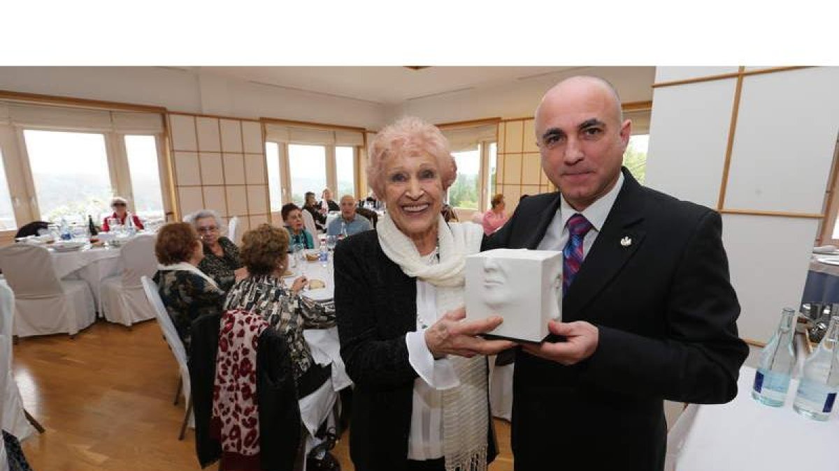 Arturo Pereira recibe un obsequio de Nines Fernández, en el restaurante Azul.