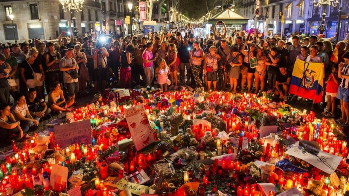Peluches, velas, dibujos y notas depositadas en memoria de las víctimas del atentado en el Pla de lOs a la Rambla de Barcelona.