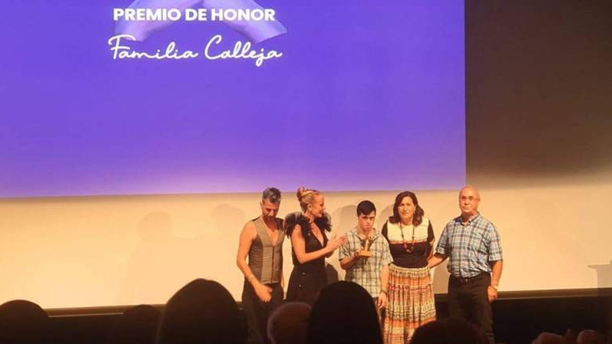 Rubén Calleja sostiene el premio concedido anoche por Ibiza Inclusion. IMAM COMUNICACIÓN