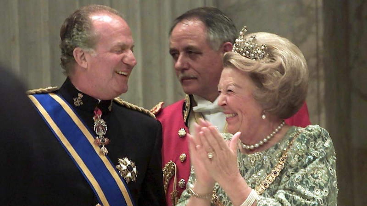 El rey Juan Carlos junto a la por entonces reina de Holanda, Beatriz, que el año pasado abdicó en favor de su hijo Guillermo