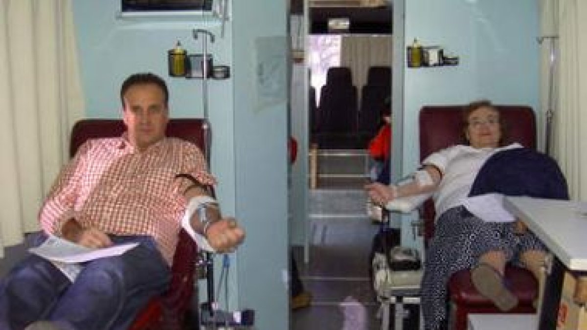 Varios vecinos durante su donación de sangre.