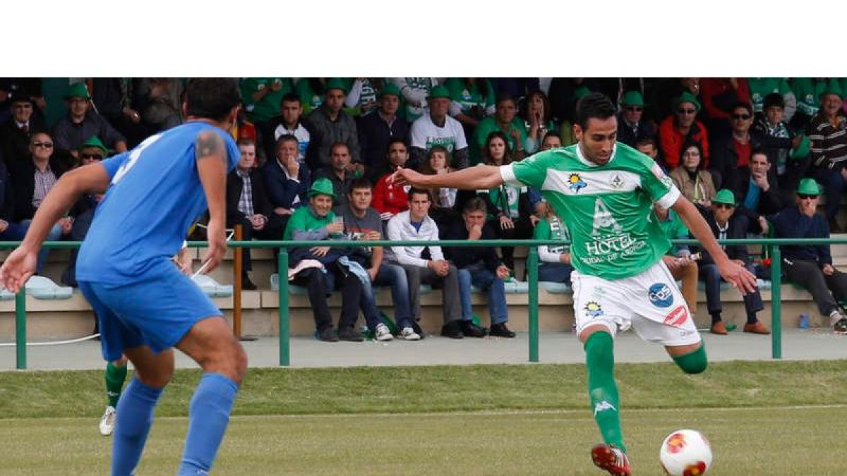 Roberto Puente, derecha, no ha hecho una pretemporada completa por sus ocupaciones laborales.