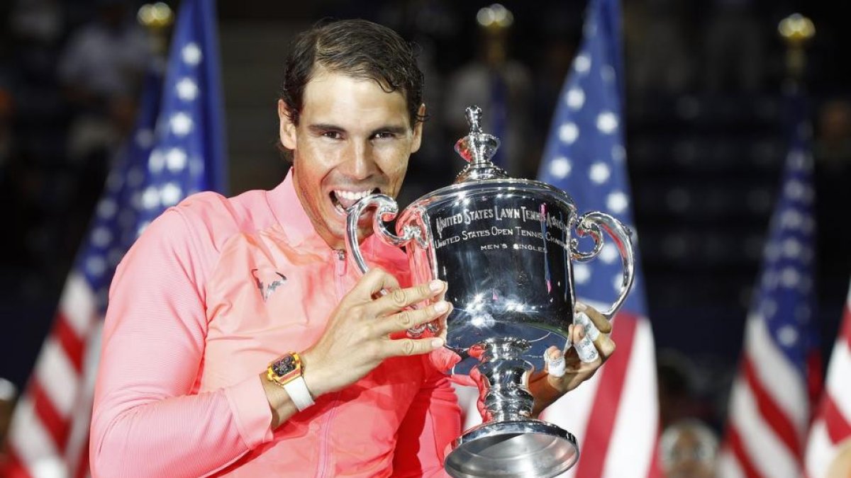Rafa Nadal posa con el trofeo de campeón del Abierto de EEUU