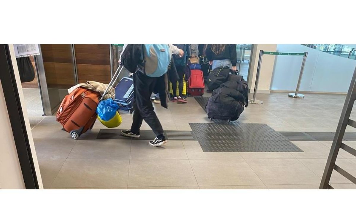 El grupo de niños en el embarque al Alvia, DL