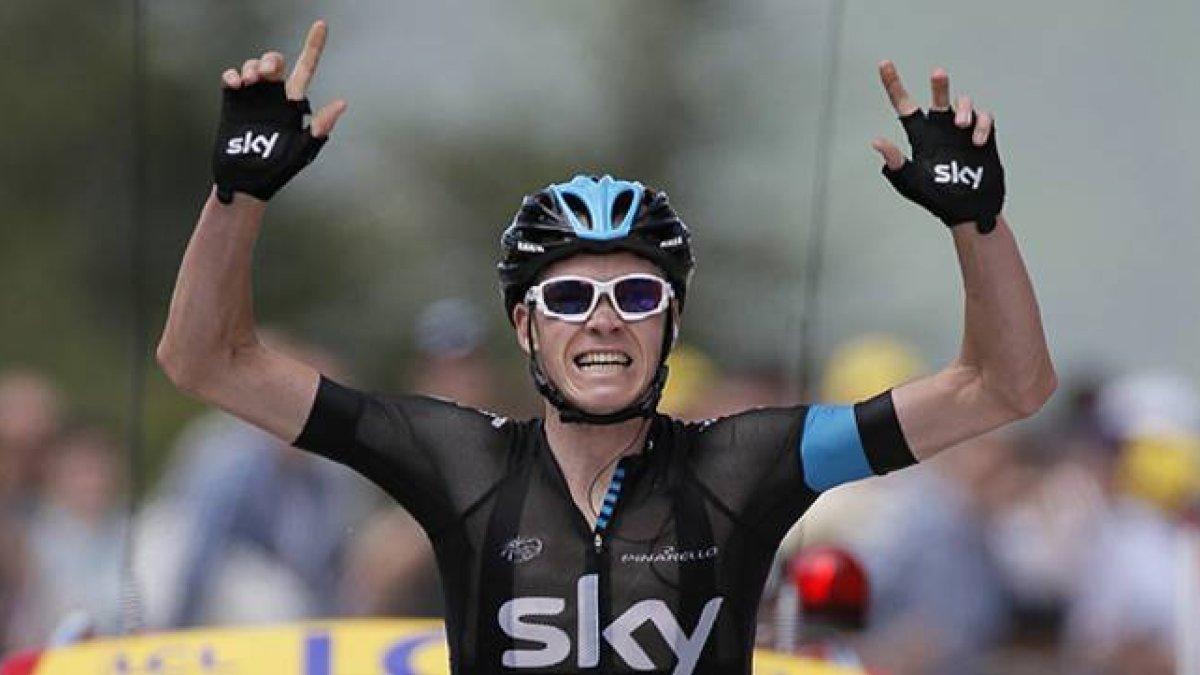 Froome cruza con los brazos en alto la meta de Ax-3-Domaines, como ganador de la etapa y nuevo líder de la general.