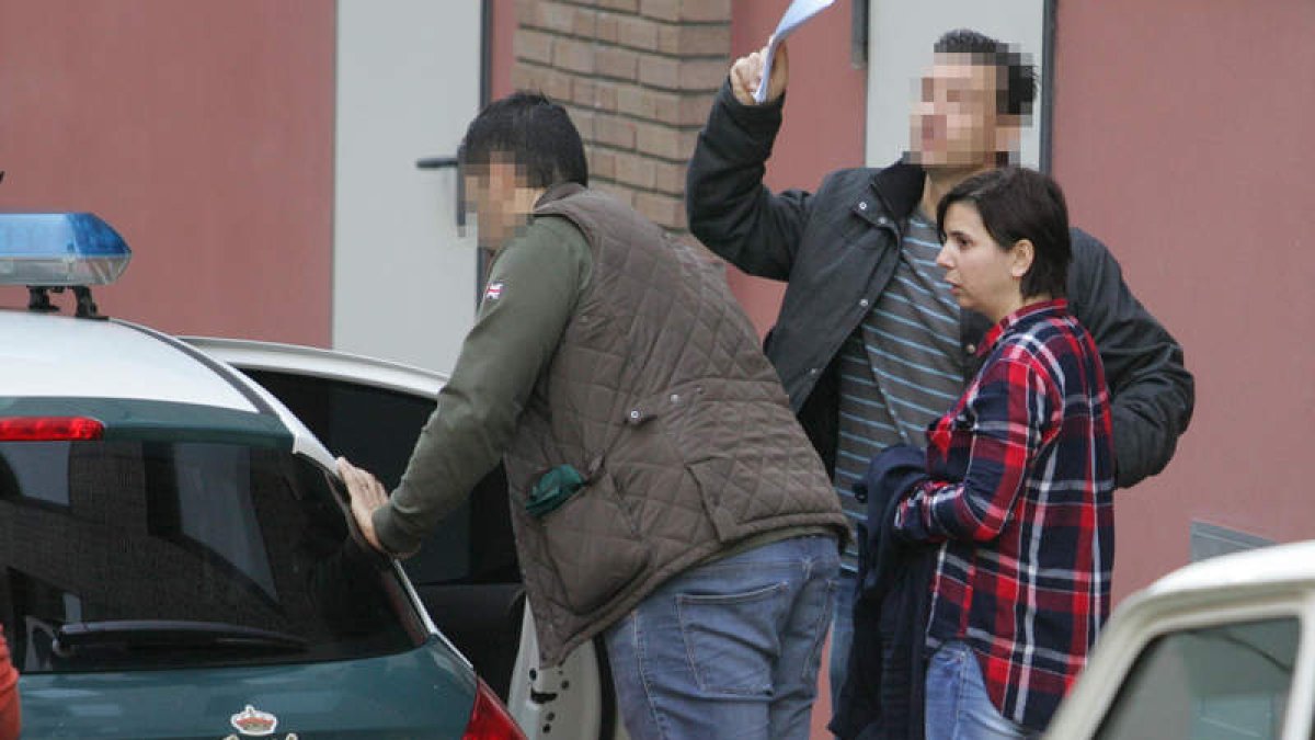 V.G.G, al salir de los juzgados para estar presente en el registro de su domicilio en Fabero. L. DE LA MATA