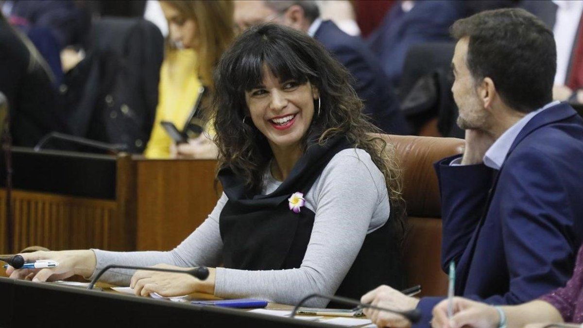 a líder de Adelante Andalucía, Teresa Rodríguez, junto al número dos de la formación, Antonio Maillo, en la investidura de Juanma Moreno en Andalucía.