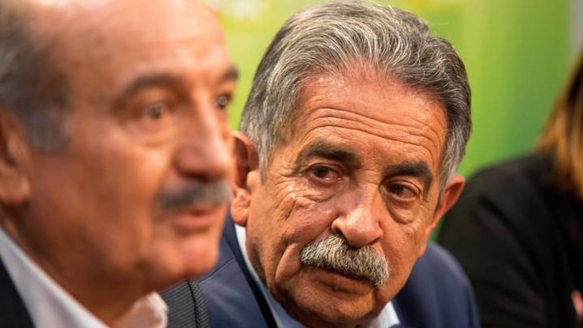 El secretario general del PRC y presidente cántabro, Miguel Ángel Revilla (d), acompañado por el diputado electo, José María Mazón (i), ha considerado que el resultado obtenido este domingo por su partido en las elecciones nacionales es 