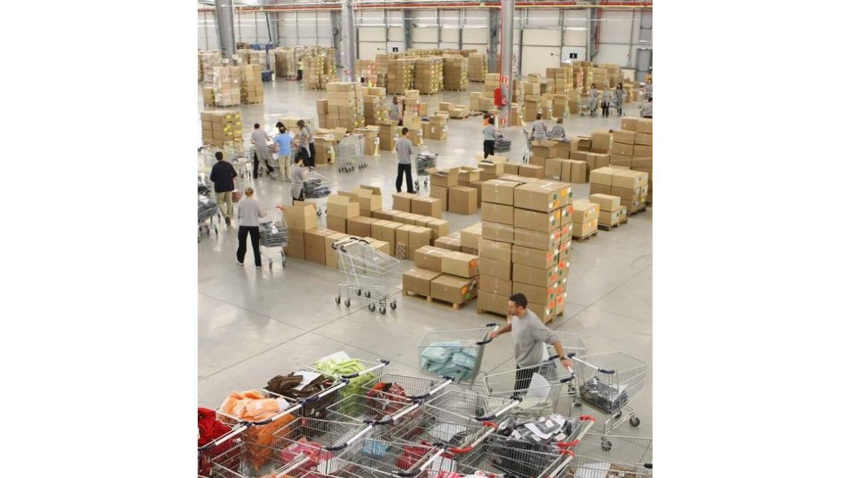 Interior de la plataforma logística de Inditex en el polígono de León.