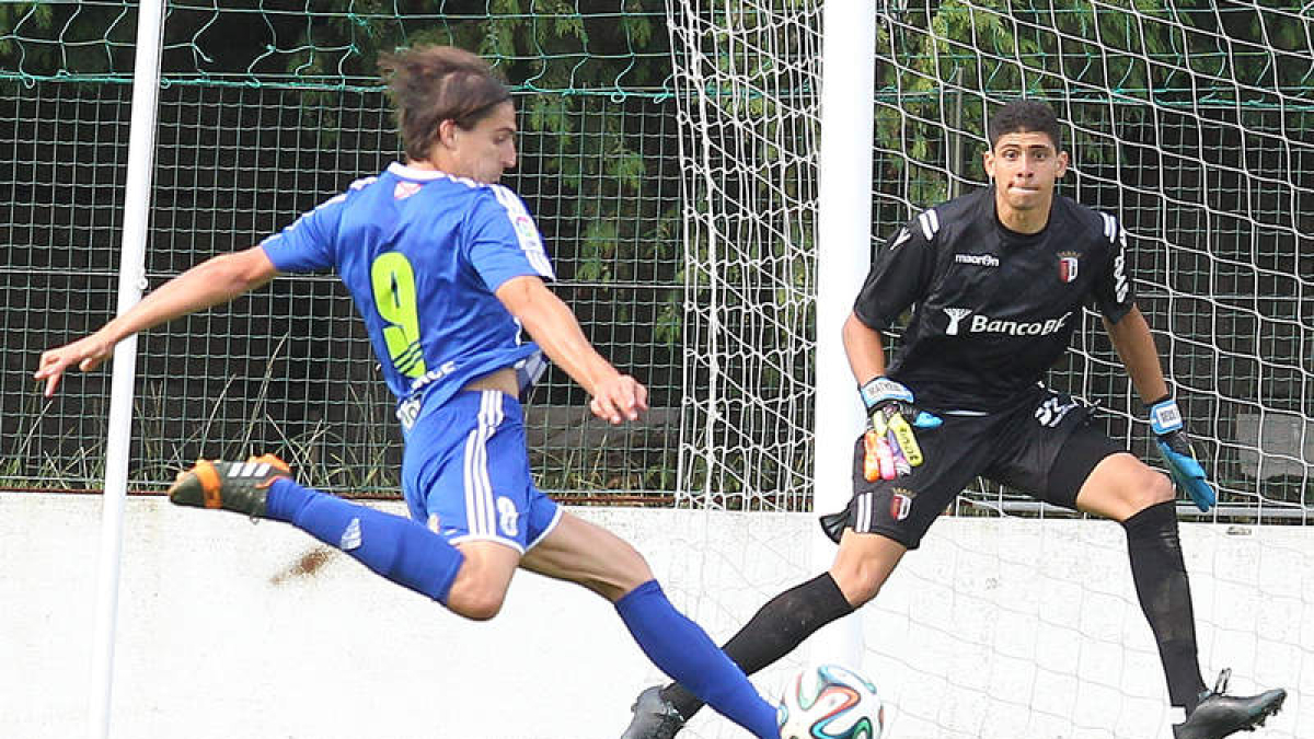 Con este remate Berrocal empató para la Deportiva el amistoso ante el Sporting Braga en Portugal hace ocho años. VITOR GARCEZ
