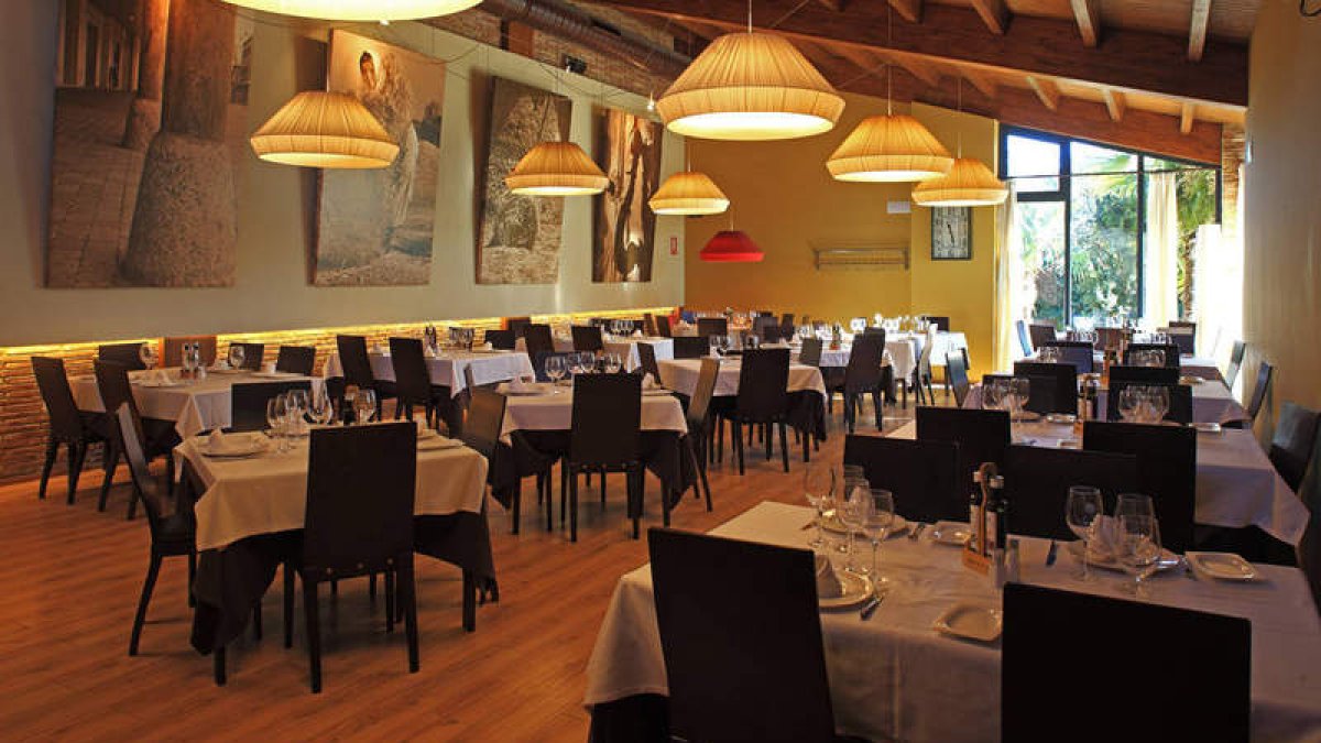 La Zíngara se encuentra en la avenida del Páramo 13 (Santa María del Páramo). Los interesados en conocer más detalles o en hacer reserva anticipada pueden llamar al 987 350 350, al 638 137 00 o en la web www.lazingara.es.