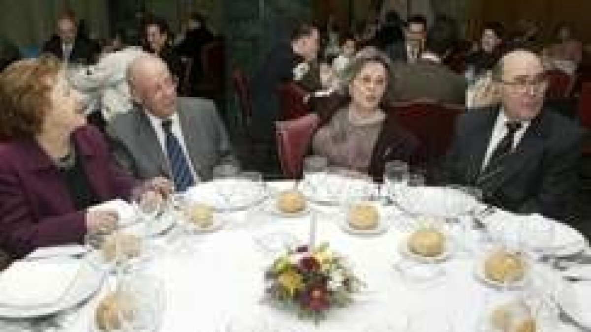 El doctor Alcoba, derecha, en un momento de la cena homenaje