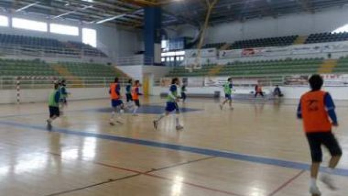 La plantilla de la SDP trabajó ayer en el pabellón El Toralín.