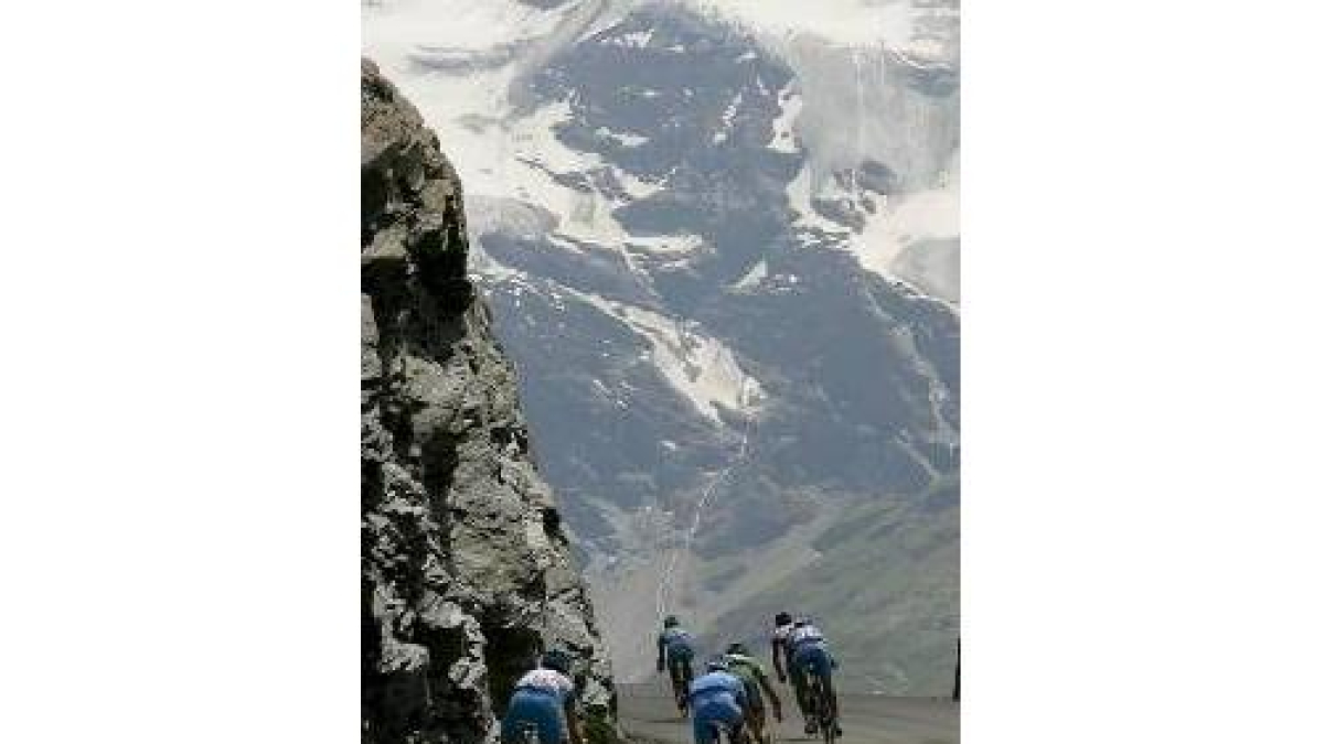Nicolas Sarkozy, que siguió la etapa en directo, felicita a Rasmussen, líder de la general