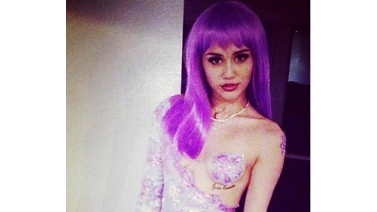 Miley Cyrus se disfraza con un pecho al aire