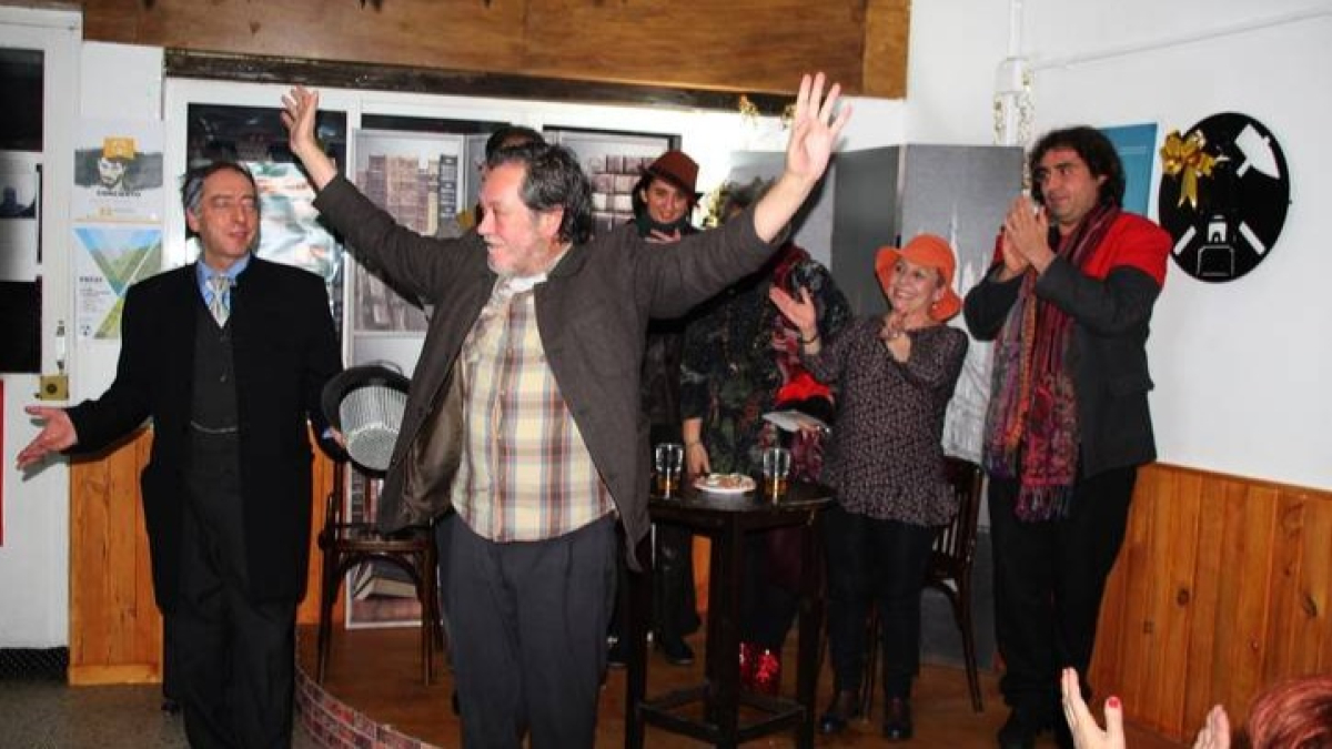 Fernando Bravo, en el centro, saludando después de una función. A la izquierda, José Ramón Gómez. DL