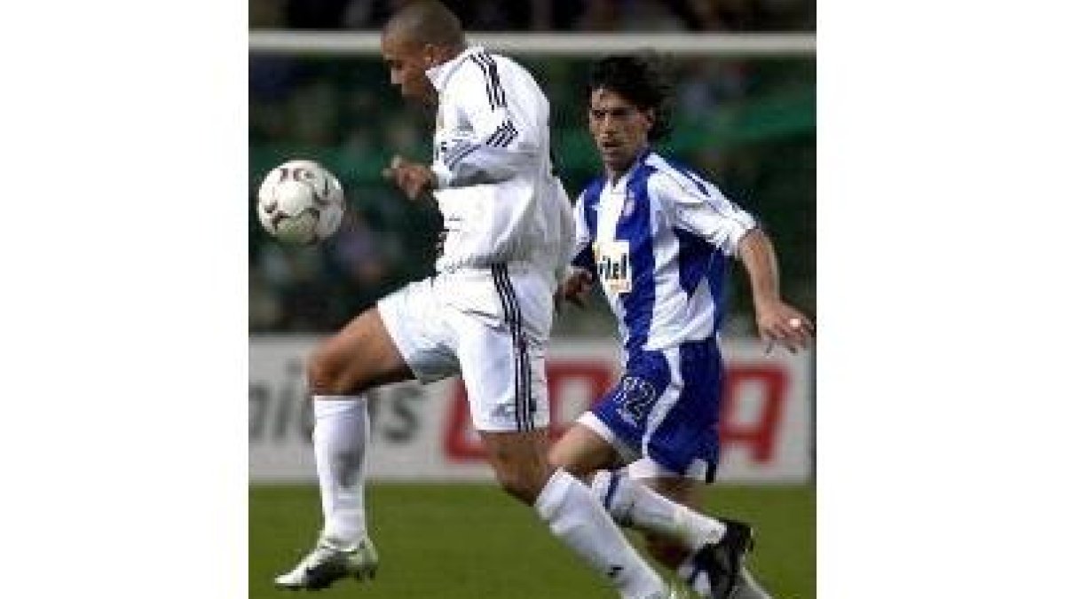 El espanyolista Torricelli observa un control de balón del brasileño Ronaldo